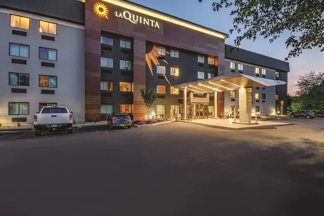 Photo 1 - La Quinta Inn & Suites by Wyndham Hartford - Bradley Airport
