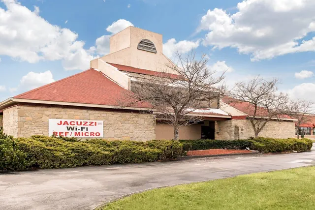 Photo 1 - Econo Lodge Holland - Toledo