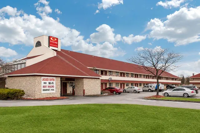 Photo 1 - Econo Lodge Holland - Toledo