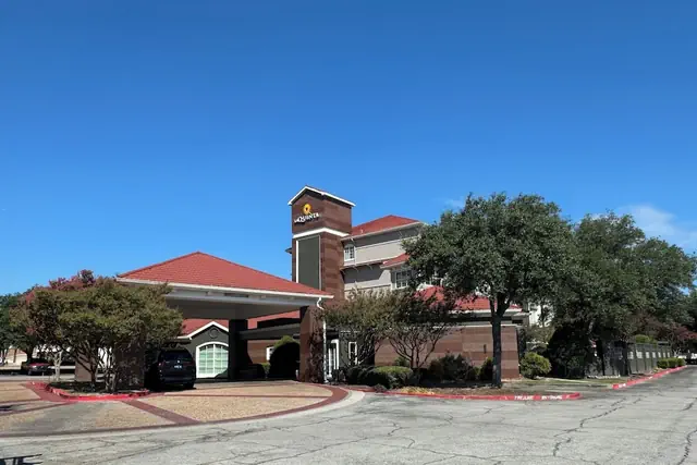 Photo 1 - La Quinta Inn & Suites by Wyndham Dallas Arlington South