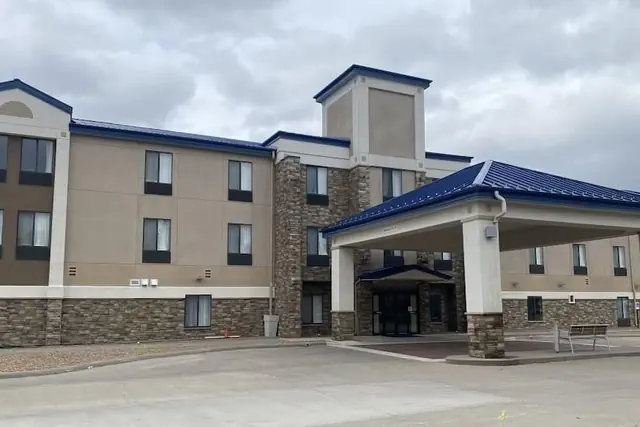 Photo 1 - Country Inn & Suites by Radisson, Garden City, KS