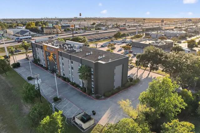 Photo 1 - La Quinta Inn & Suites by Wyndham Houston Baytown East