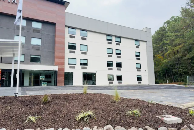 Photo 1 - La Quinta Inn & Suites by Wyndham Atlanta Roswell