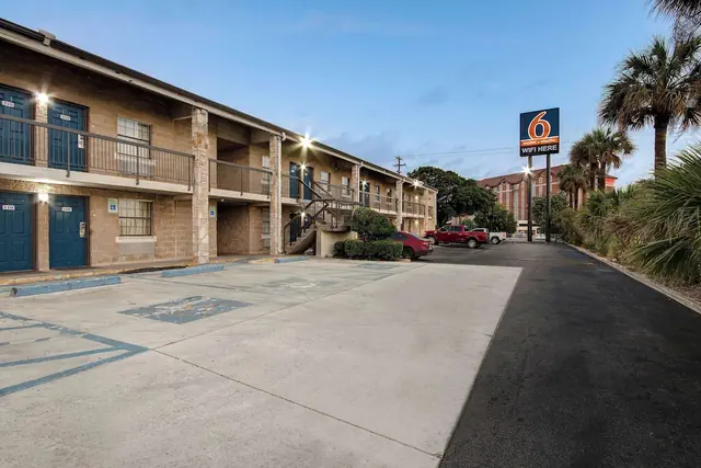 Photo 1 - Motel 6 San Antonio, TX - Northwest Medical Center