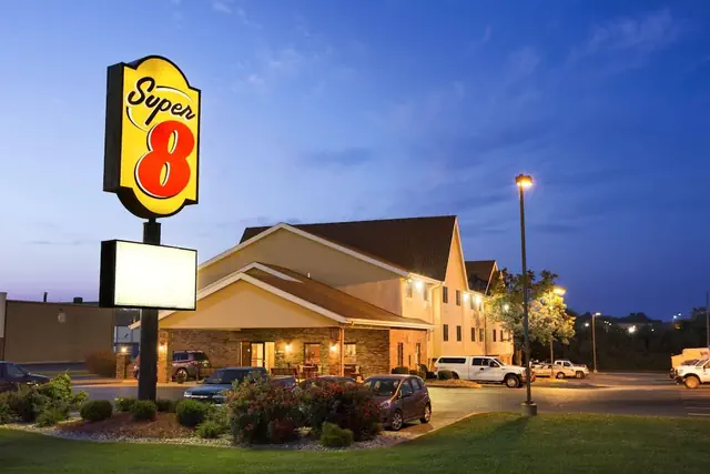 Photo 1 - Super 8 by Wyndham Alton