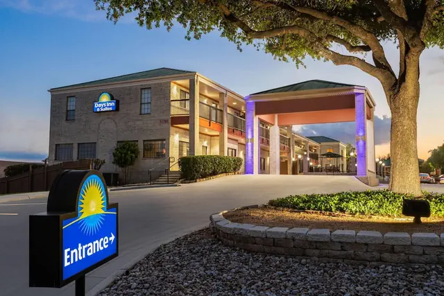 Photo 1 - Days Inn by Wyndham San Antonio Near Fiesta Park