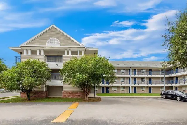 Photo 1 - Birch Hill Suites - Lakeland