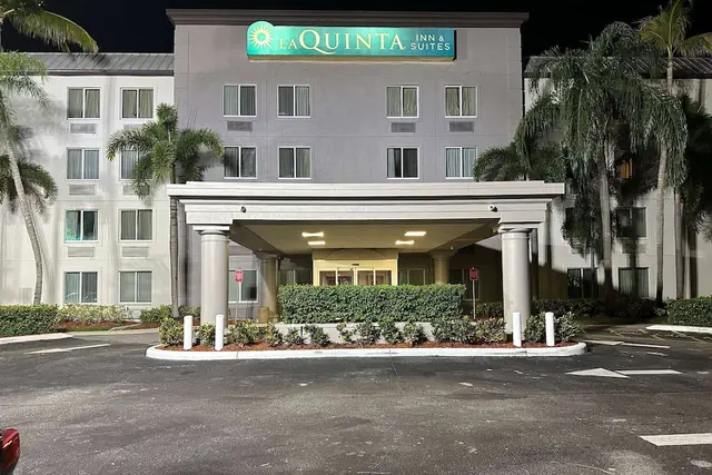 Photo 1 - La Quinta Inn & Suites by Wyndham Sawgrass