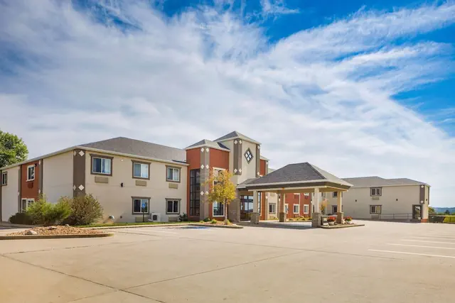 Photo 1 - Howard Johnson Hotel & Suites by Wyndham Oacoma