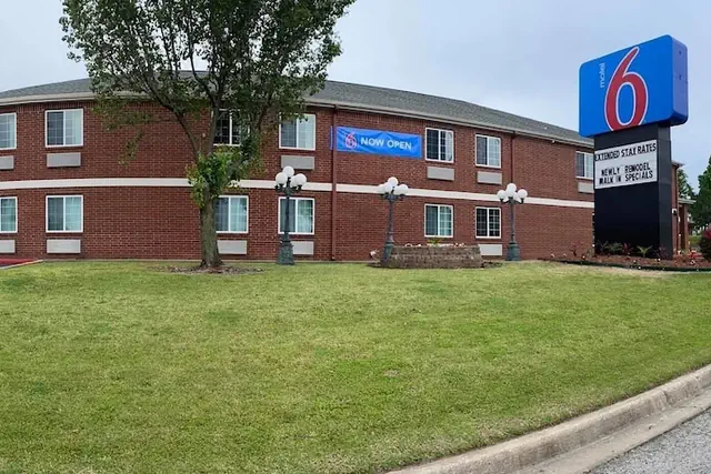 Photo 1 - Motel 6 Tulsa, OK - CENTRAL