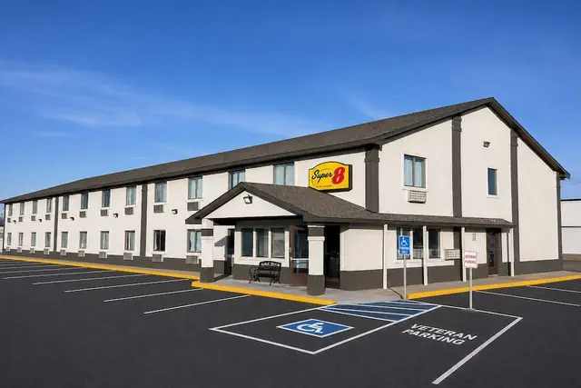 Photo 1 - Super 8 by Wyndham Blackwell