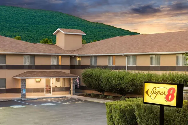 Photo 1 - Super 8 by Wyndham Burnham/Lewistown