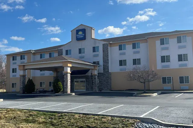 Photo 1 - Days Inn & Suites by Wyndham Manheim Lebanon