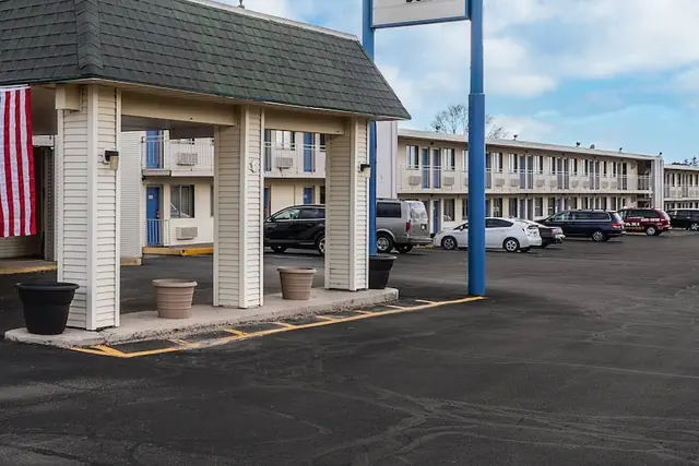 Photo 1 - Rodeway Inn Dubuque
