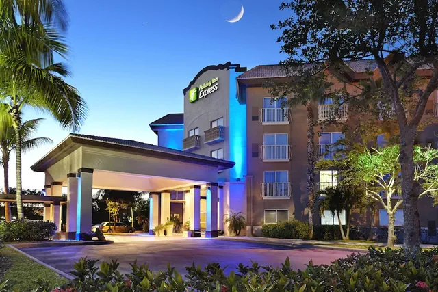 Photo 1 - Holiday Inn Express Hotel Naples Downtown - 5th Avenue