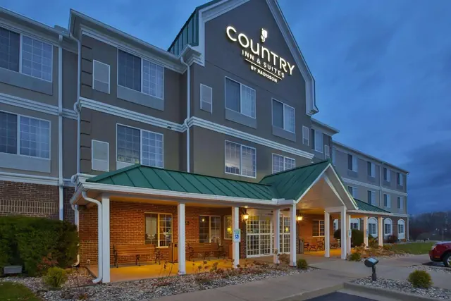 Photo 1 - Country Inn & Suites by Radisson, Big Rapids, MI