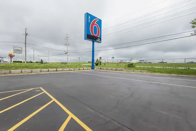 Photo 1 - Motel 6 Kansas City, MO - Airport