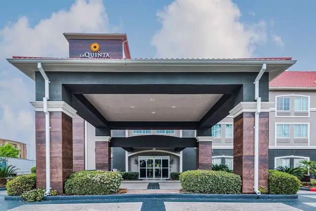 Photo 1 - La Quinta Inn & Suites by Wyndham Tomball
