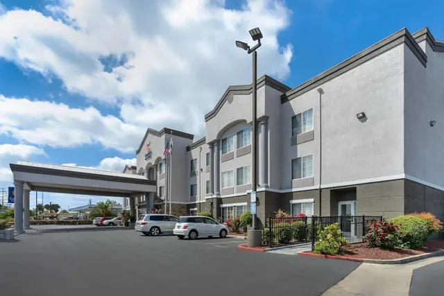 Photo 1 - Comfort Inn & Suites Sacramento - University Area