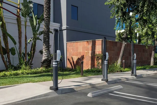 Photo 1 - Courtyard by Marriott Los Angeles Burbank Airport