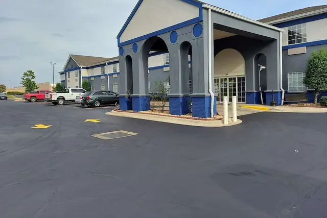 Photo 1 - Days Inn & Suites by Wyndham Huntsville