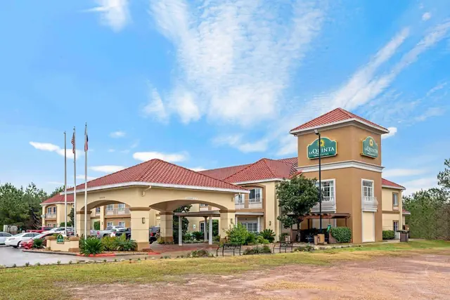 Photo 1 - La Quinta Inn & Suites by Wyndham Conroe