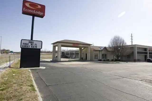 Photo 1 - Econo Lodge Vincennes