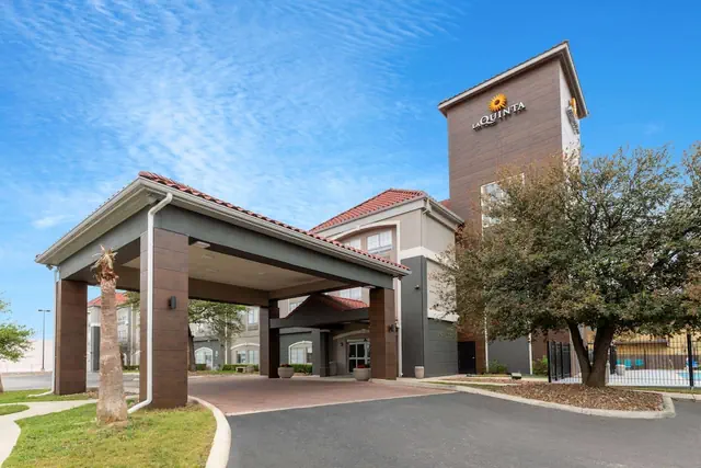 Photo 1 - La Quinta Inn & Suites by Wyndham New Braunfels