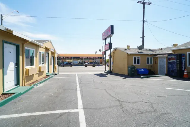 Photo 1 - SIGNAL HILL MOTEL