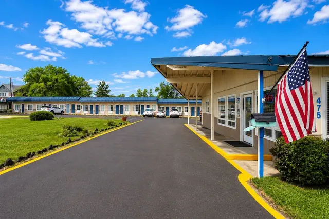 Photo 1 - Royal Gateway Motel