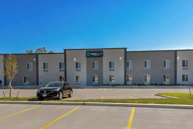 Photo 1 - Clarion Pointe Fort Worth East - Arlington