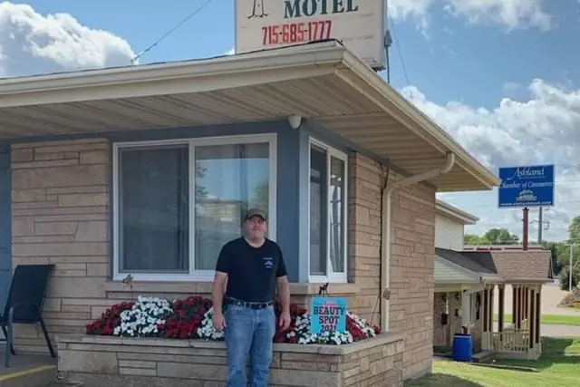 Photo 1 - Lakeside Motel