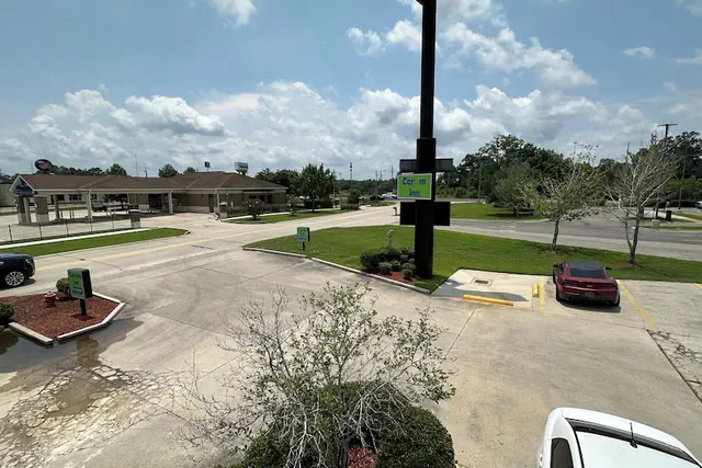 Photo 1 - Carom Inn Denham Springs-Baton Rouge