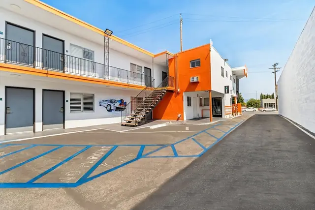 Photo 1 - Rodeway Inn & Suites North Hollywood Burbank Airport - Universal Area