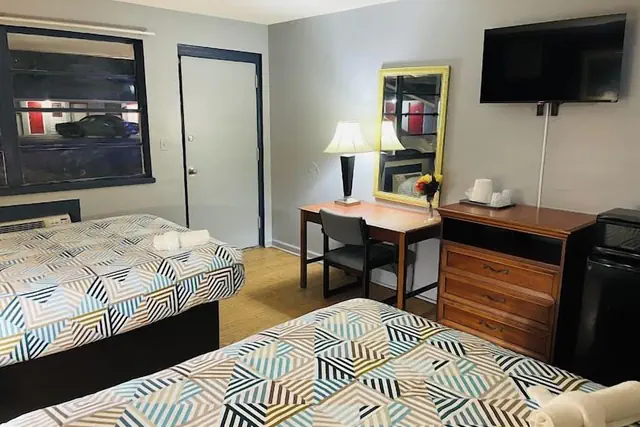 Photo 1 - Regent Motel