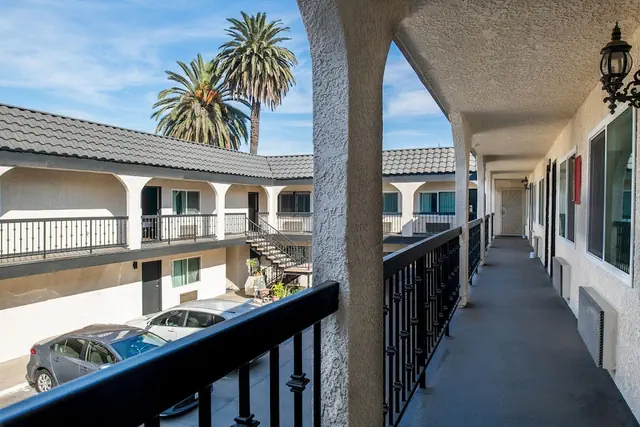 Photo 1 - La Mirage Inn - Long Beach