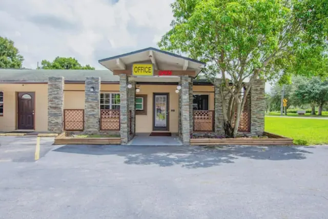 Photo 1 - OYO Budget Inn Bartow