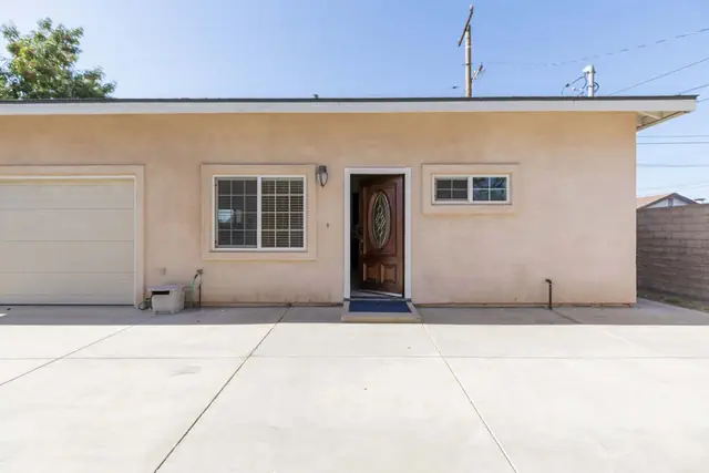 Photo 1 - Elegant Retreat Modern Comforts, Prime Location