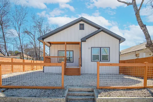 Photo 1 - Feel, Chill and Enjoy 4br/3ba Near Fun Riverwalk!