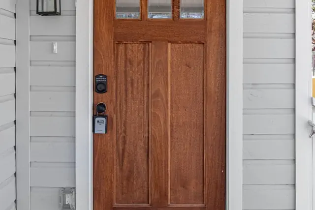 Photo 1 - Stylish & Spacious Comfort 4br/3ba Downtown Gem!