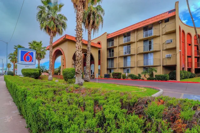 Photo 1 - Studio 6 Phoenix, Az – Sky Harbor
