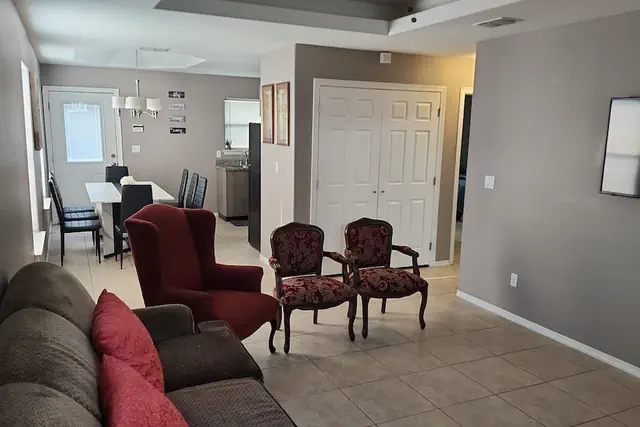 Photo 1 - 2 Bedrooms Apt Near Univeristy