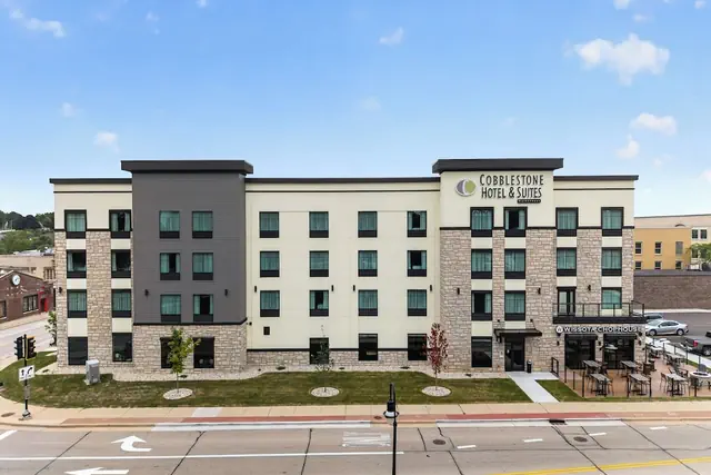 Photo 1 - Cobblestone Hotel & Suites - Waukesha/West Milwaukee
