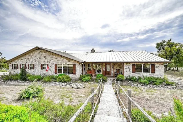 Photo 1 - Hill Country Oasis-deck-bbq Grill-10 Min to Town!
