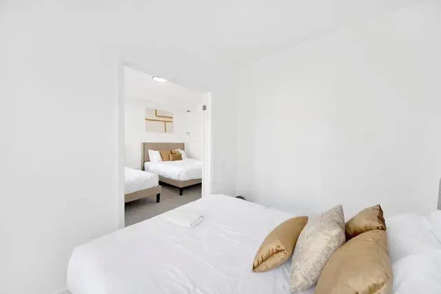 Photo 1 - Luxury 5 BR Home Free Parking