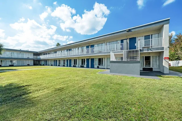 Photo 1 - Suburban Studios Daytona Beach - Speedway