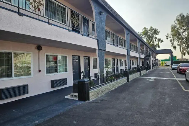 Photo 1 - Flamingo Inn