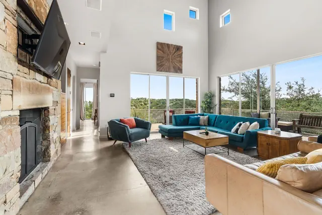 Photo 1 - Luxury 4BR Hilltop Retreat With Scenic Views