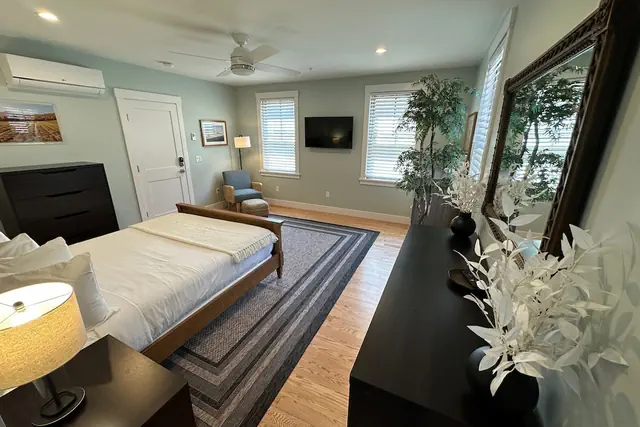 Photo 1 - Prime Location! Renovated House! 6 Bed/4 Bath