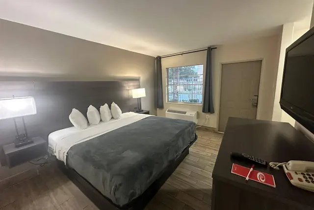 Photo 1 - Econo Lodge St. Petersburg Central